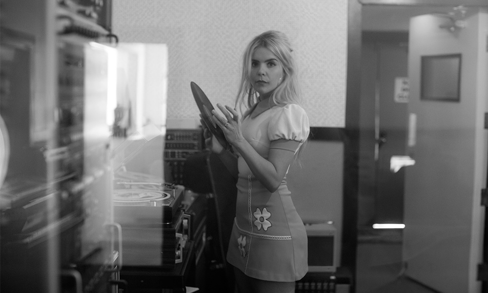 Paloma in body hero BW