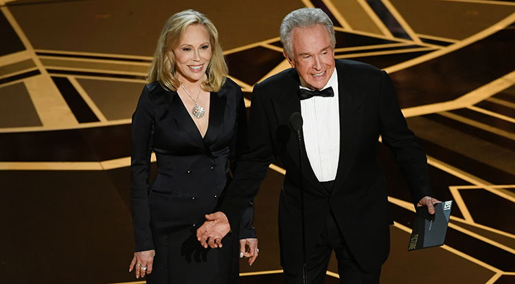 9-things-that-happened-at-the-oscars-faye-dunaway